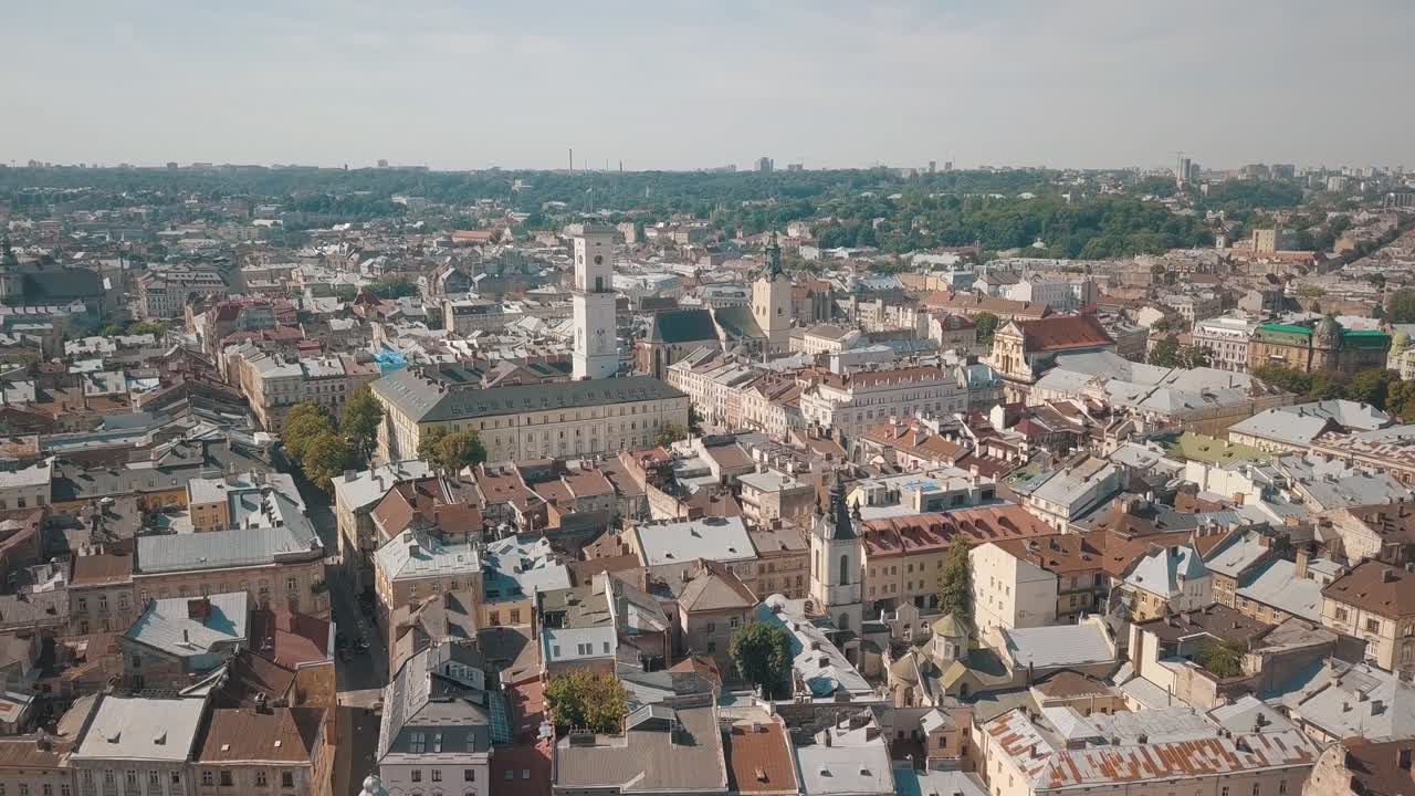 르보프, 우크라이나. 고대 도시의 파노라마. 오래된 건물의 지붕. 우크라이나 르보브 시의회, 도미니카 교회, 시청, 탑. 거리, 공중 전망