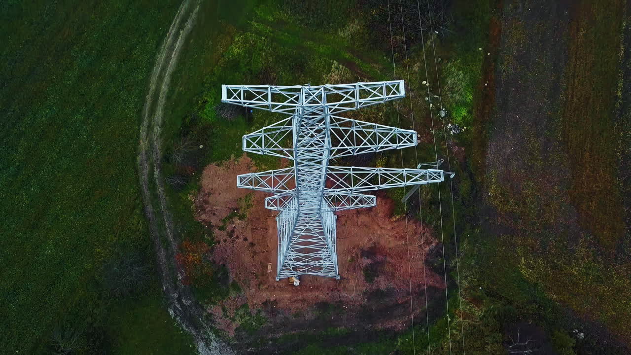 vista aérea inclinándose hacia atrás sobre una columna eléctrica recién instalada, sombrío, día de otoño