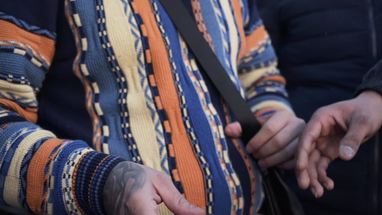 대마초를 피우고 문신을 한 손으로 관절을 지나가는 남자들