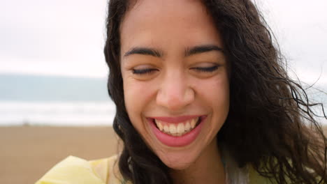 mujer joven alegre riendo mientras está de vacaciones