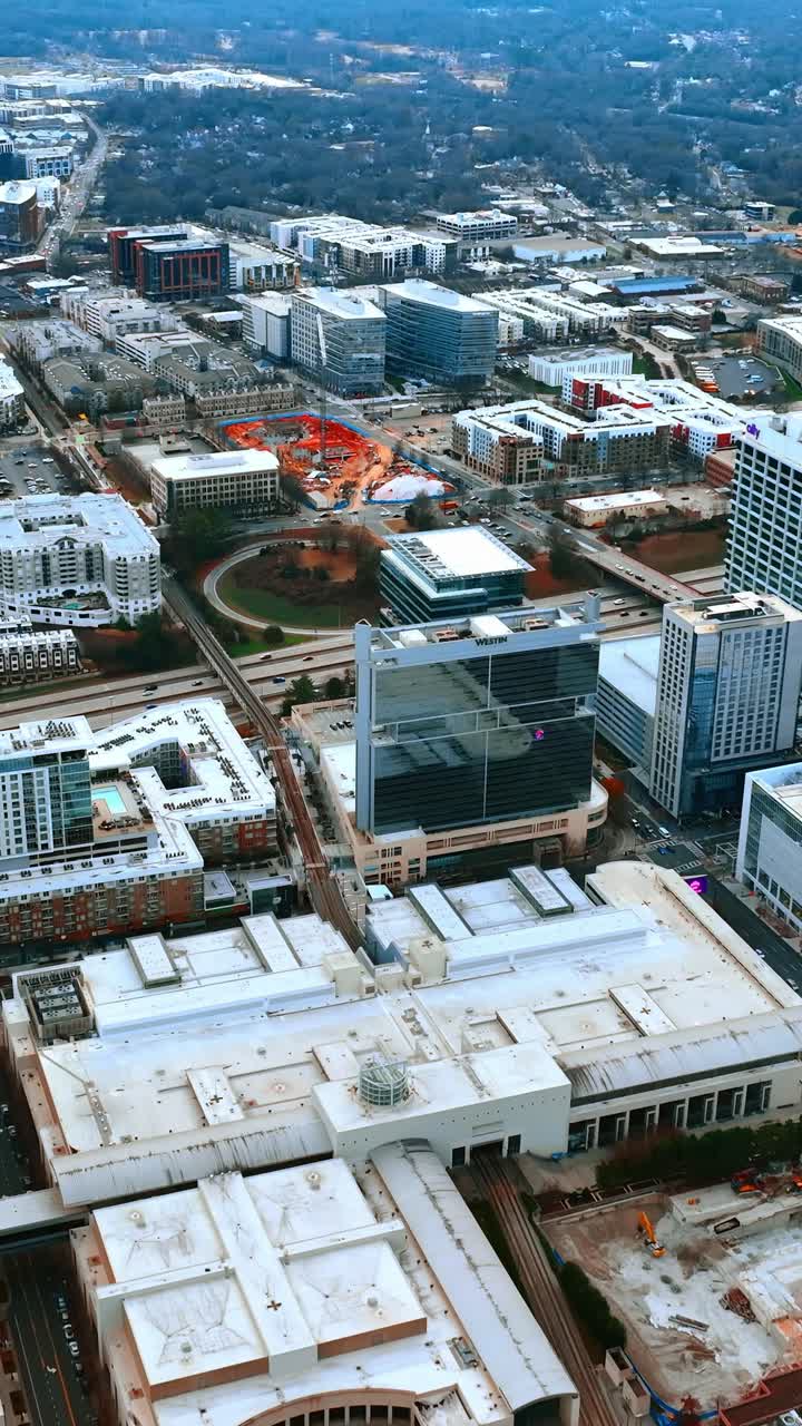Fitta architettura di una città moderna in una giornata nuvolosa. Prospettiva dall'alto su Charlotte, NC, USA. Video verticale.