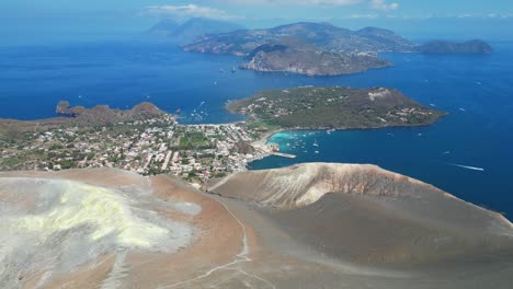 Vista-Panorámica-Del-Cráter-De-La-Isla-Volcánica-En-Las-Islas-Eolias-Volcánicas-Y-El-Mar-Tirreno,-Sicilia,-Italia---Antena-4k