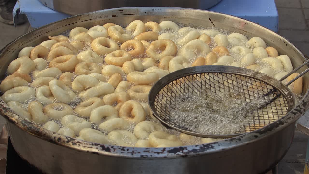 estos dulces bocados fritos son un postre tradicional de la calle en turquía