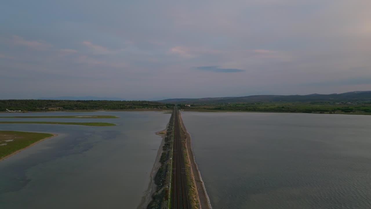 습지를 가로지르는 철도