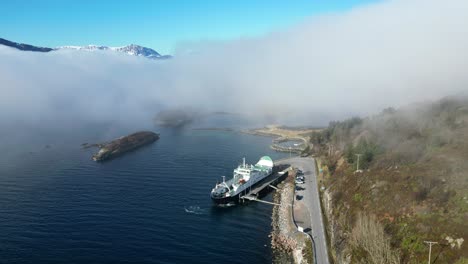 Über-Dem-Fjord-Liegt-Dichter-Nebel,-Als-Die-Autofähre-Mf-„Haram“-Den-Kai-In-Dryne-Auf-Dem-Weg-Nach-Brattvåg,-Nördlich-Von-Ålesund,-Norwegen,-Verlässt