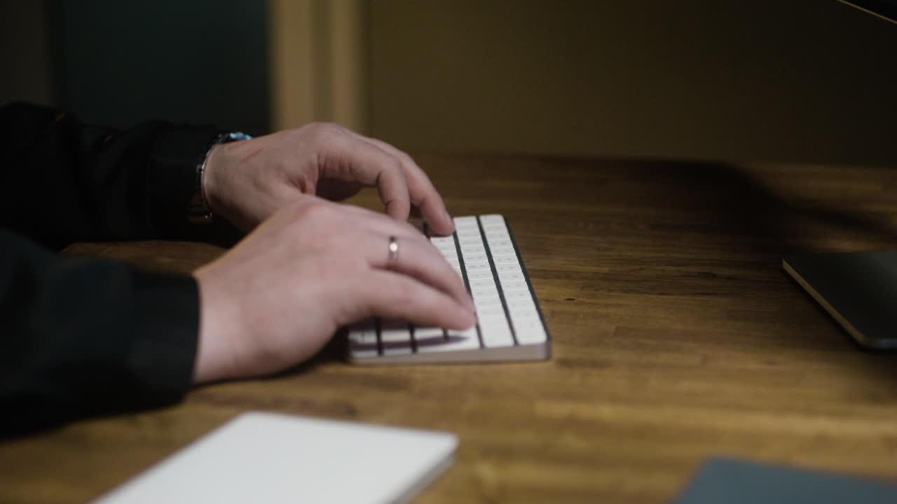 hombre con teclado en la cabaña por la noche