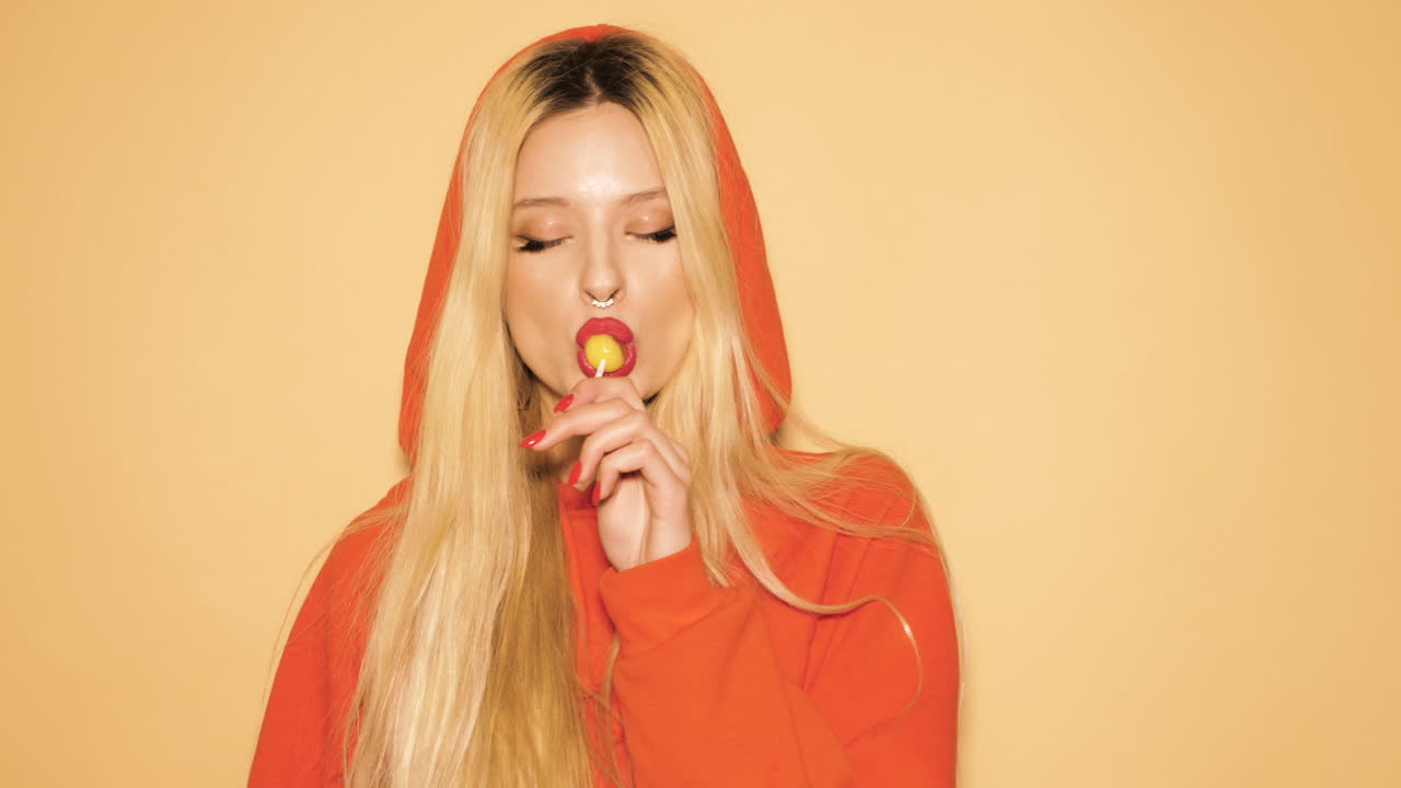 그녀의 코에 귀걸이를 가진 아름다운 스터 나쁜 소녀