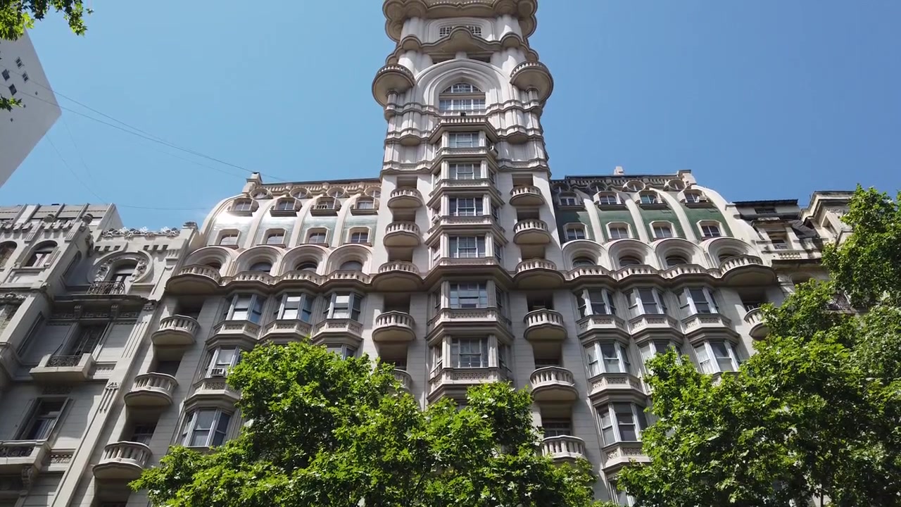 Palacio Barolo, hito turístico de la ciudad de Buenos Aires, Argentina. Paisaje diurno.