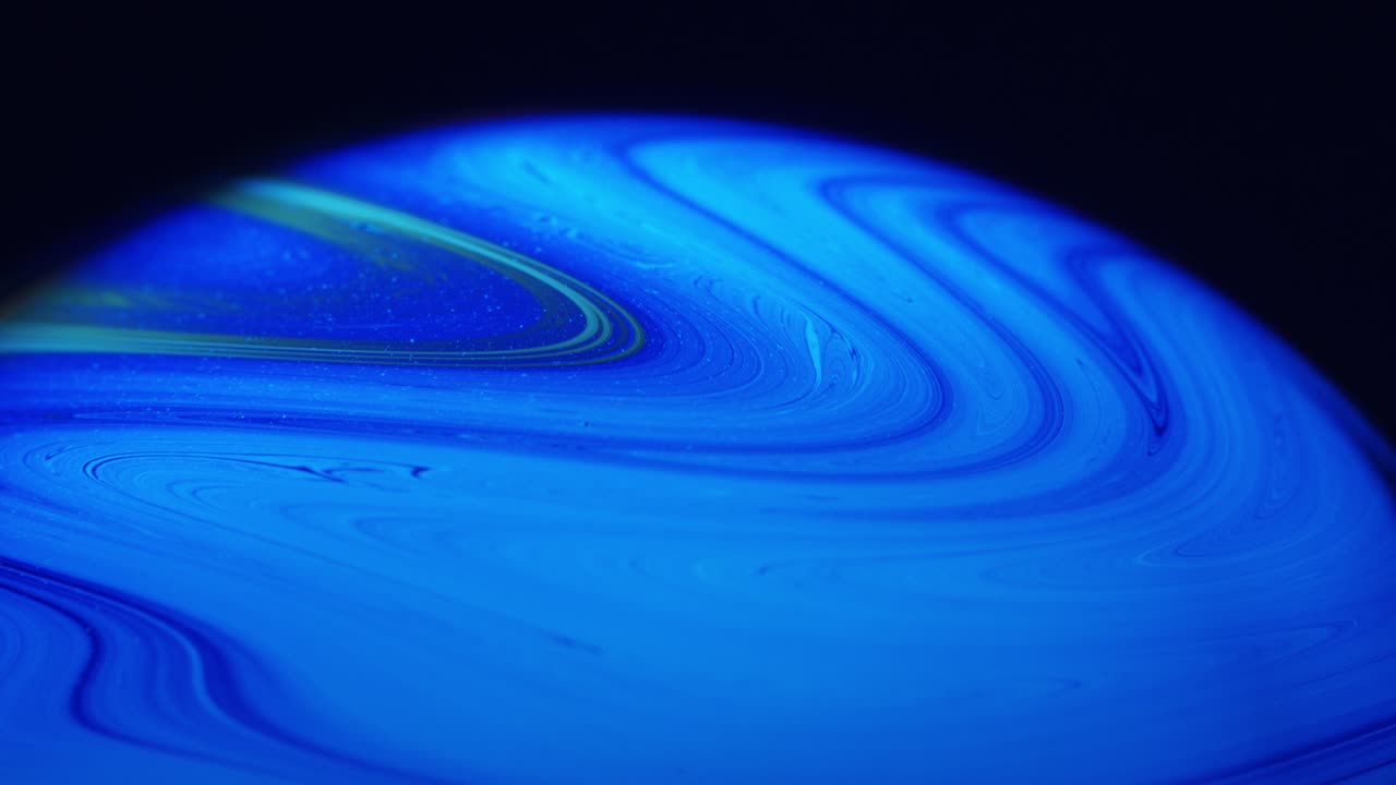 Vortici galattici blu intenso. Scatto macro astratto dalla superficie del sapone