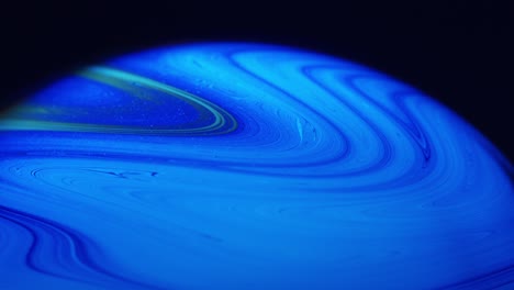 galaxia azul profundo remolinos macro abstracto disparado desde la superficie del jabón