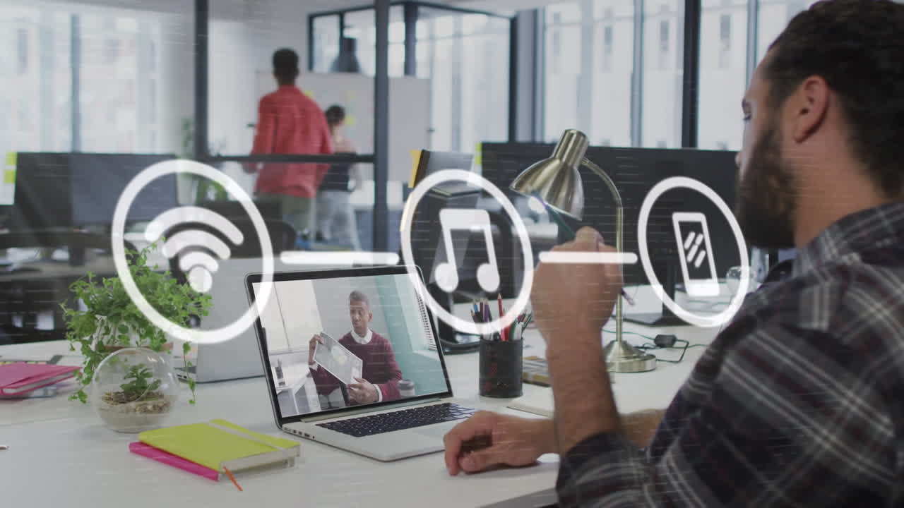 animación de iconos y procesamiento de datos sobre hombre de negocios caucásico en llamada de video portátil