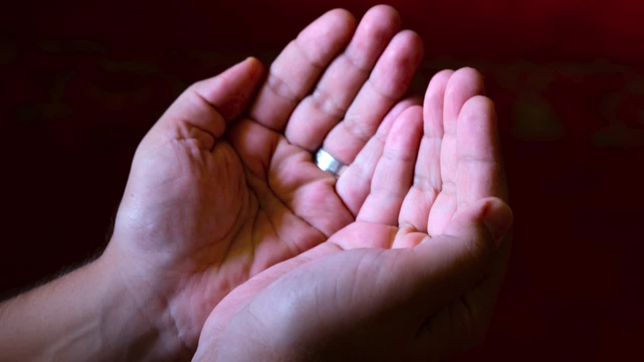 모스크에서 기도하는 무슬림 남자,