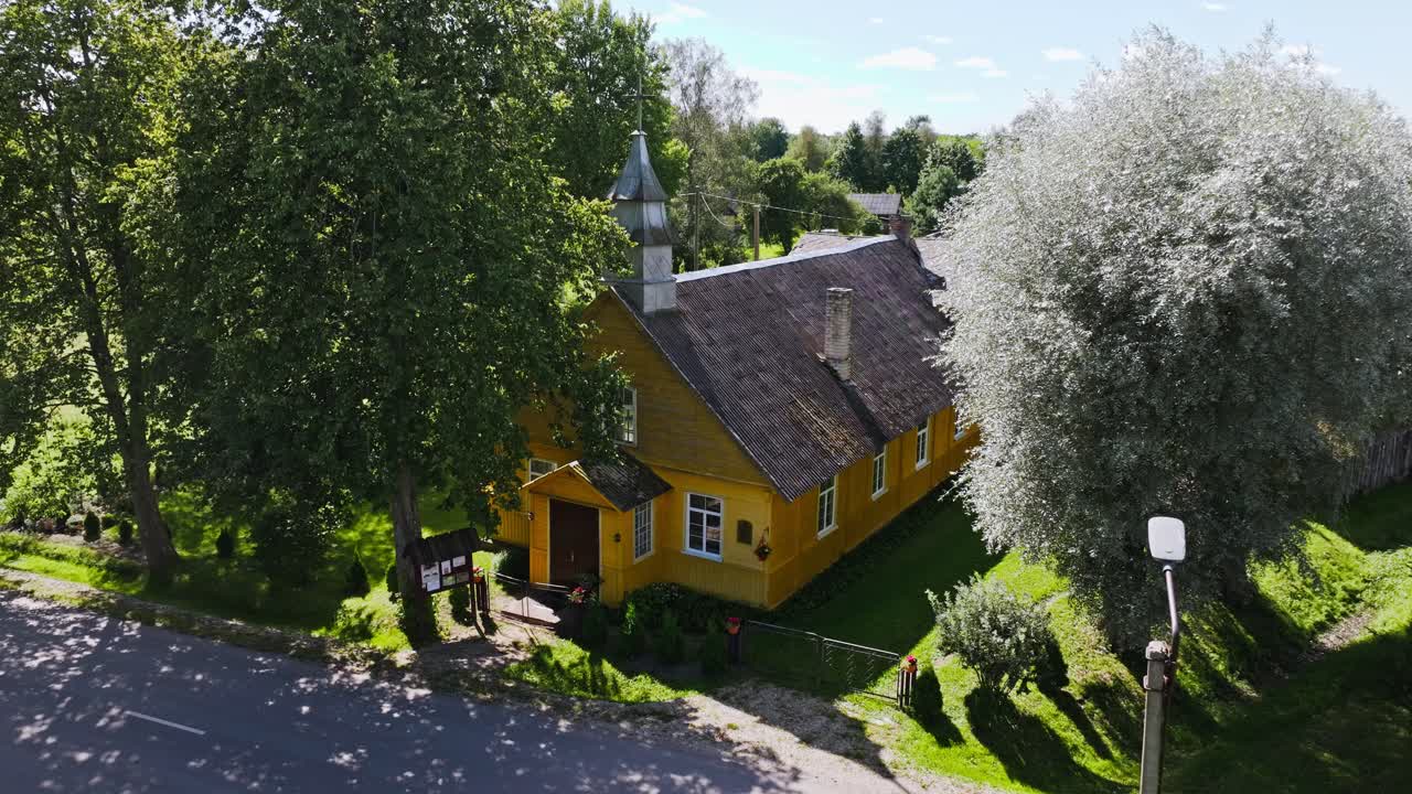 Etableringsbillede af Rucava Baptistkirke i Letland, der viser et kulturarvssted i træ