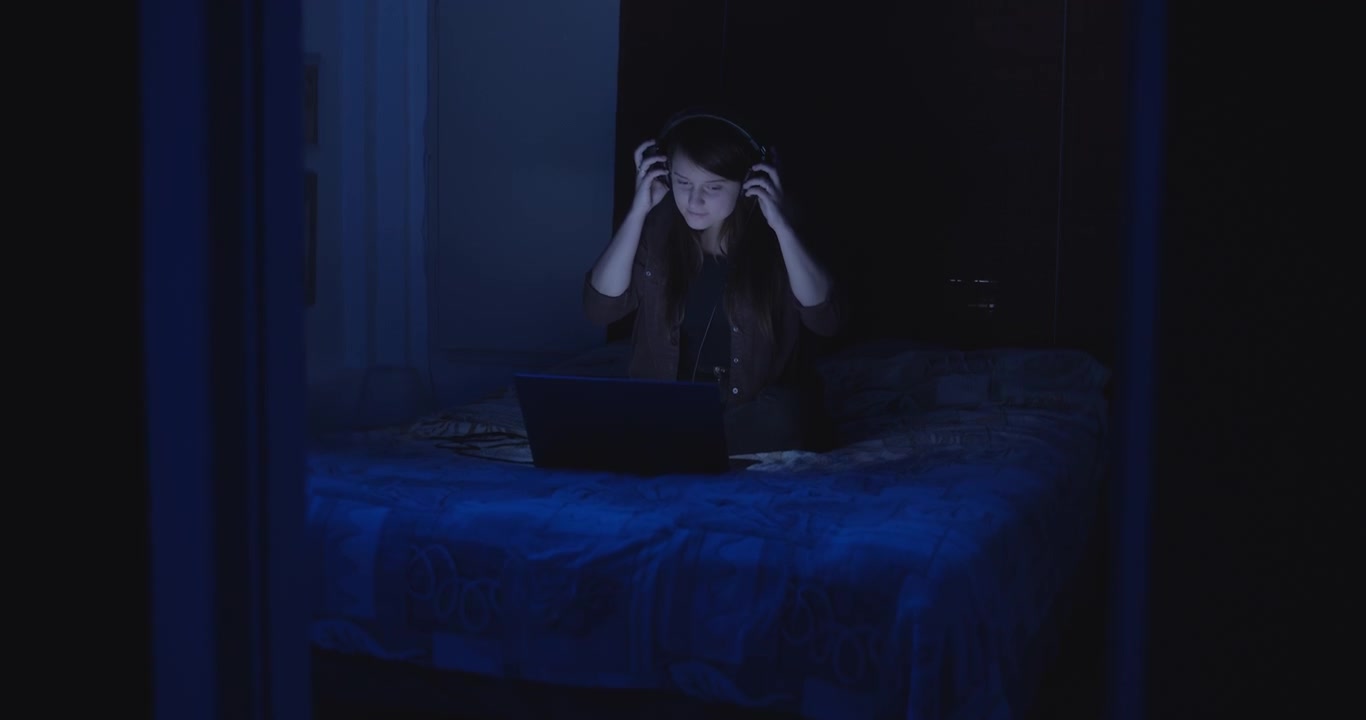 Giovane donna che si toglie le cuffie