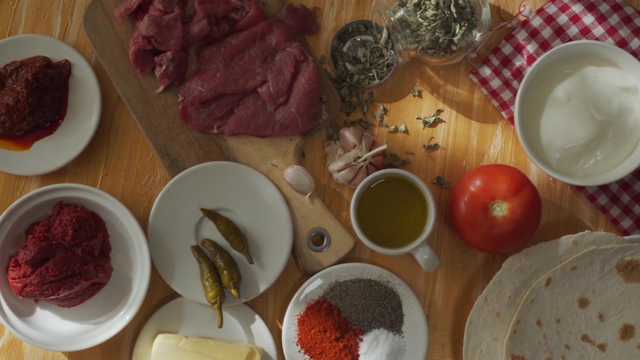 Ingredienti che si uniscono con luce naturale.
