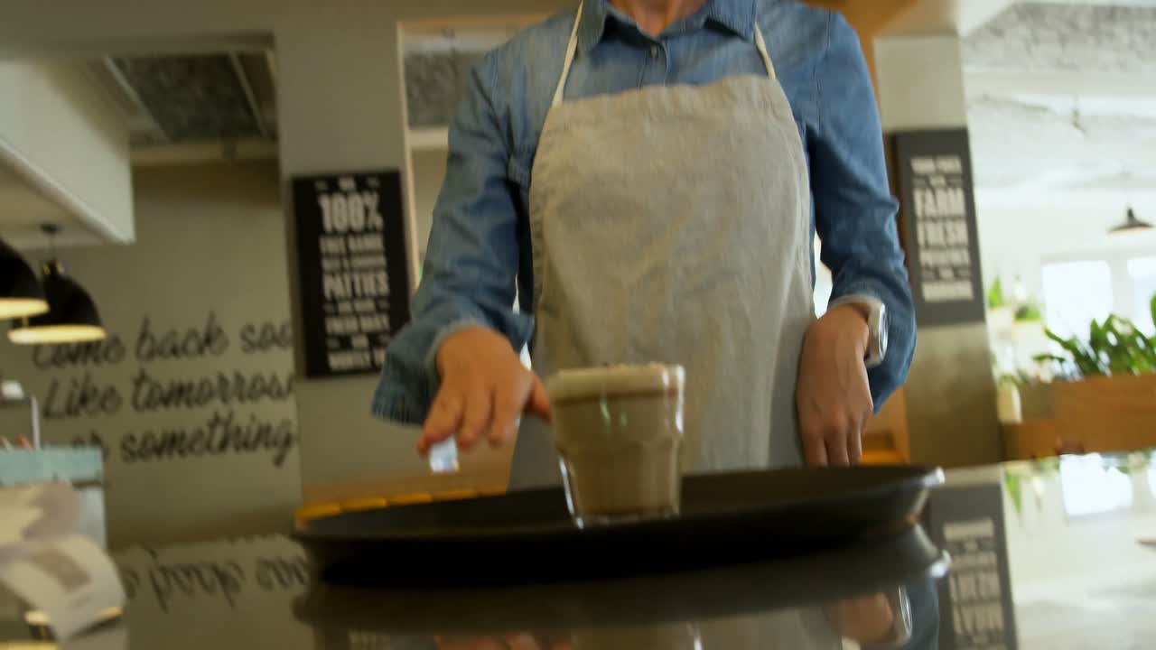 카페테리아 4k에서 카운터에 서 있는 웨이트리스