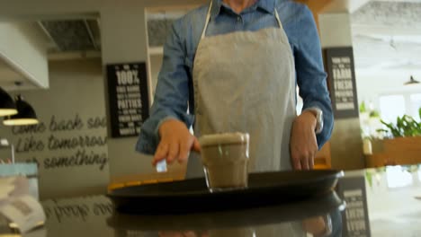 camarera de pie en el mostrador en la cafetería 4k