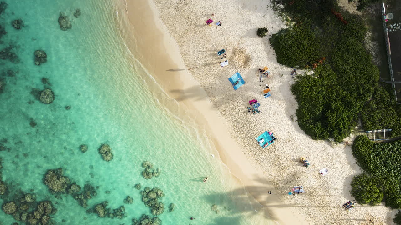 Vista aerea dall'alto di acqua di mare turchese e turisti sulla spiaggia di Lanikai a Kailua, Hawaii