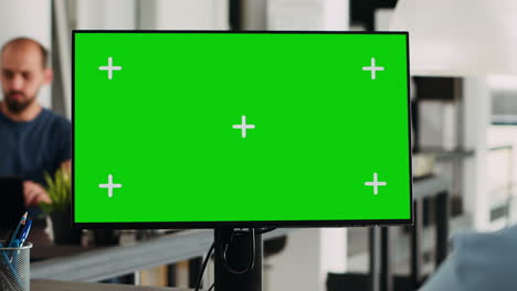 trabajador analizando el monitor de pantalla verde