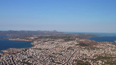 Tiro-Aéreo-Descendente-Chania-Centro-De-La-Ciudad-En-Expansión,-Fondo-De-Montañas---Isla-De-Creta