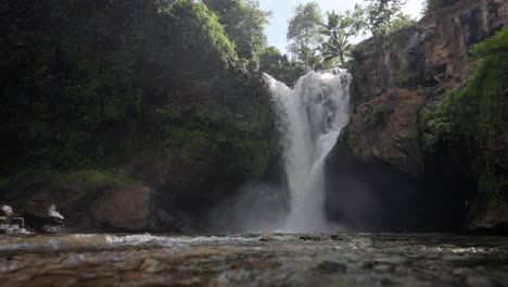 los alrededores exuberantes y el pintoresco entorno de la cascada de tegenungan