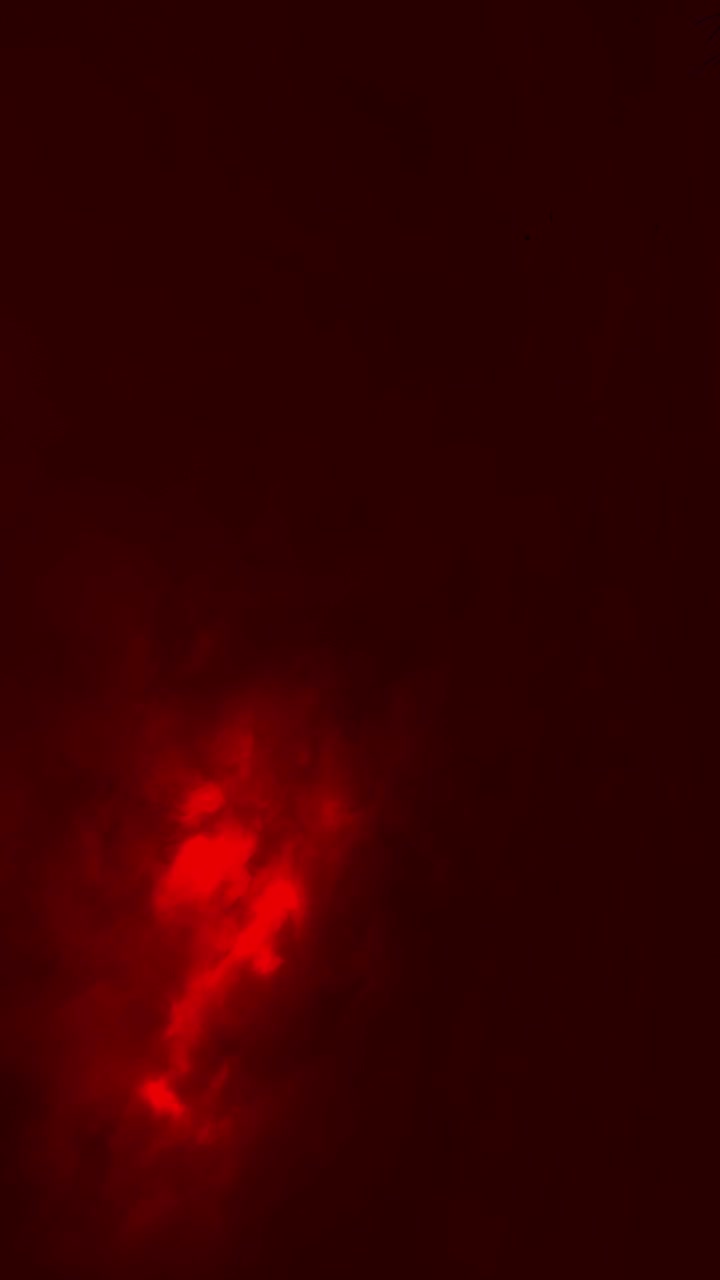 Formato verticale di nuvole tempestose rosso scuro con brillanti lampi per un'atmosfera drammatica o horror