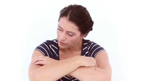 mujer infeliz sentada en el suelo