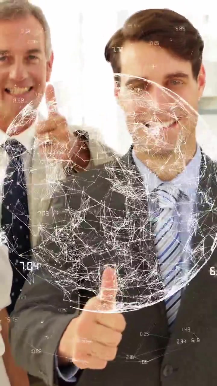 Video verticale: Uomini al centro che fanno il pollice in su mentre una rete di torsi si trasforma in un globo a maglie per promuovere il business.