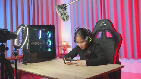 young gamer streaming mobile game