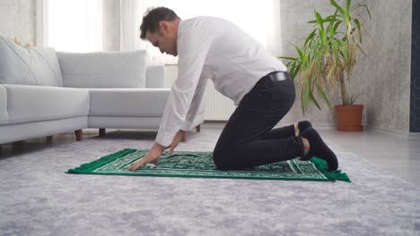 Muslim-man-praying-at-home.