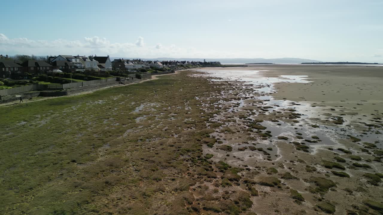 área de conservación frente a la playa de hoylake - avión no tripulado de vuelo bajo hierba de spartina de meols, wirral, reino unido