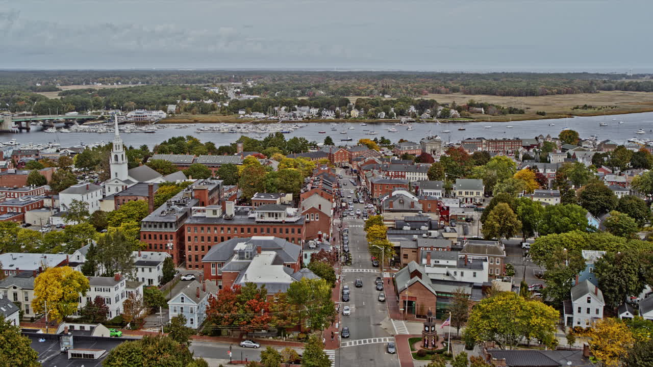 newburyport massachusetts 공중 v6 비행은 주립 거리를 따라 아름다운 빅토리아 시대 건축물을 캡처하는 merrimack river 방향의 작고 역사적인 마을 - inspire 2, x7 카메라로 촬영 - 2021년 10월