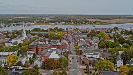 Newburyport-Massachusetts-Antena-V6-Flyover-Pequeña-Ciudad-Histórica-A-Lo-Largo-De-La-Calle-Estatal-Hacia-El-Río-Merrimack-Capturando-Hermosas-Arquitecturas-Victorianas---Filmada-Con-Una-Cámara-Inspire-2,-X7---Octubre-De-2021