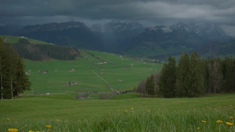 Bewegende-Stürme-In-Den-Bergen