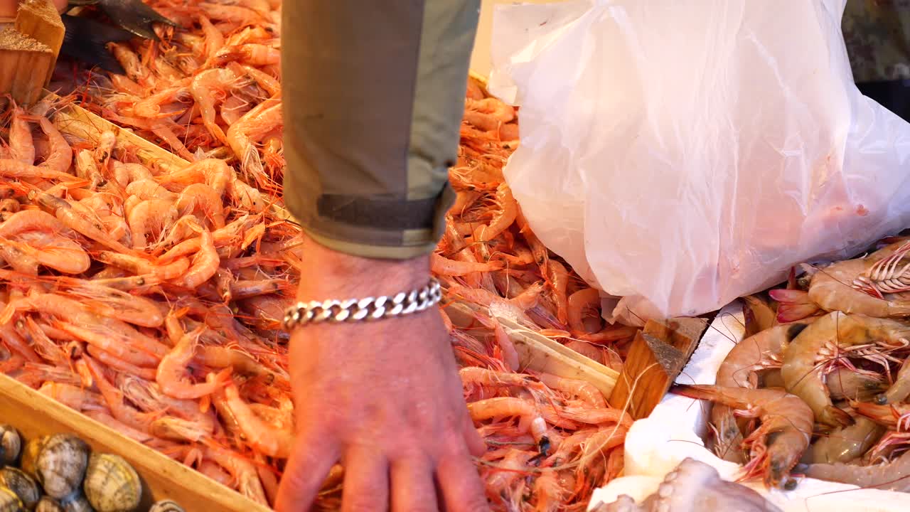 camarones frescos en un mercado
