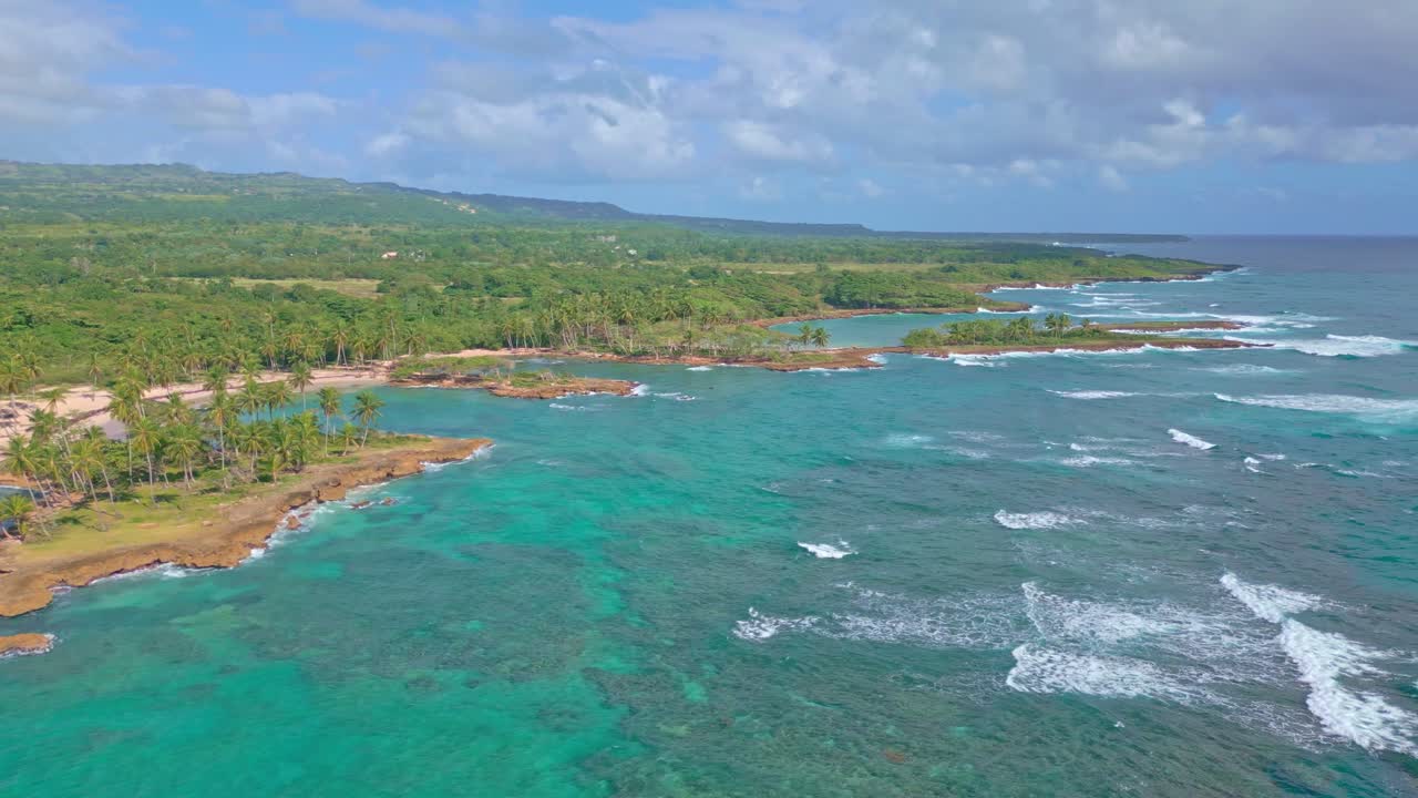 vista aérea de la costa tropical con playa los coquitos durante el día soleado en república dominicana