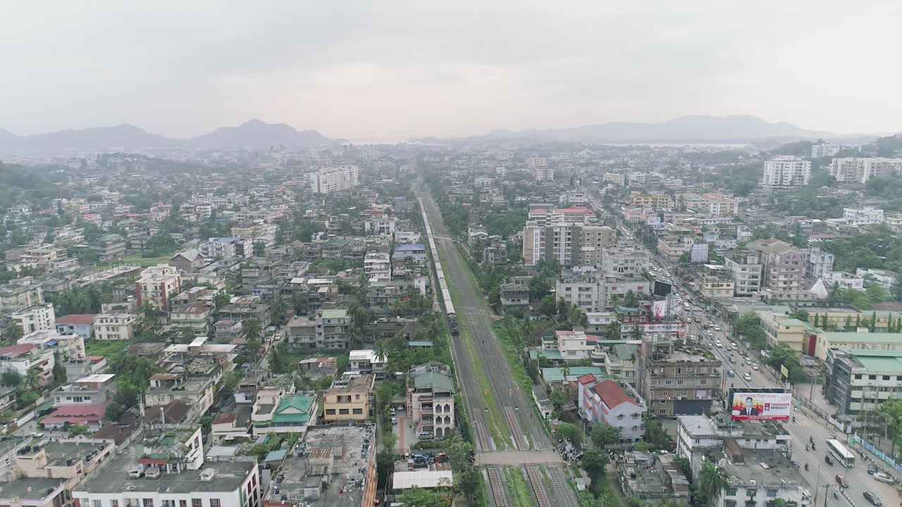 Vista aerea di una città con binari ferroviari
