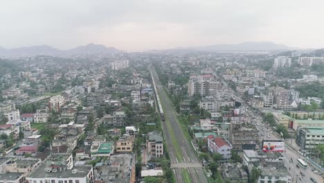 vista aérea de una ciudad con vías de tren