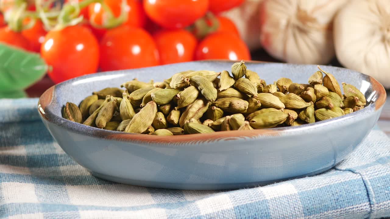 토마토 와 마늘 을 배경 으로 한 그 에 넣은 카다몬