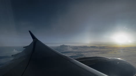 vista desde el avión del amanecer o la puesta del sol sobre las nubes