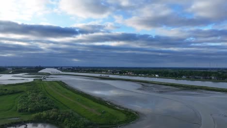 Tranquila-Reserva-Natural-Crezeepolder-Inundada-Reflexiva-En-Ridderkerk-En-Países-Bajos