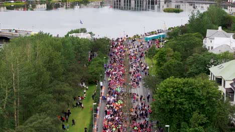 maratón de reykjavik lleno de gente en la línea de salida con los participantes, aérea
