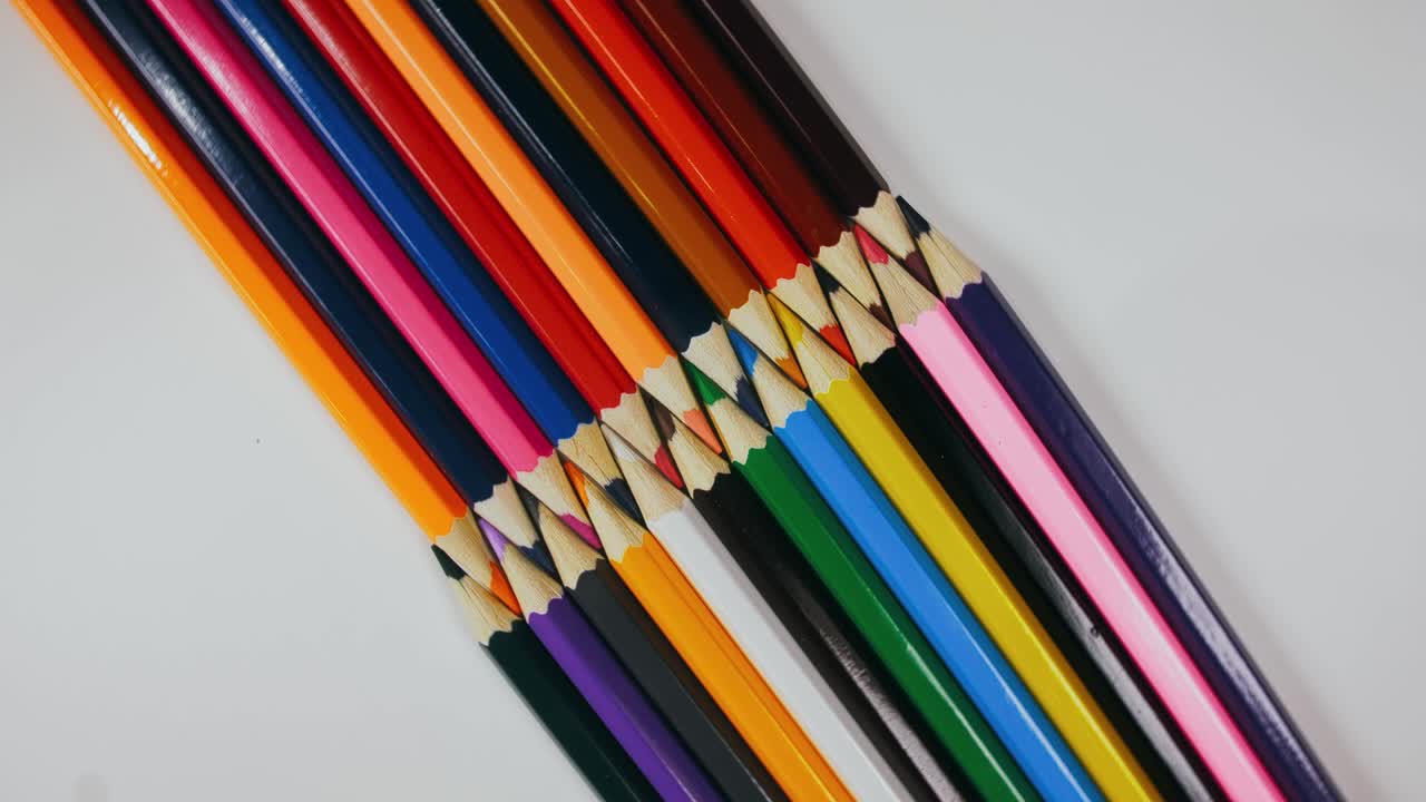 el bolígrafo se sintió en el tocadiscos. el marcador girar girar. girar, crear patrón, hacer el diseño de la forma del círculo. vista superior, colocación plana