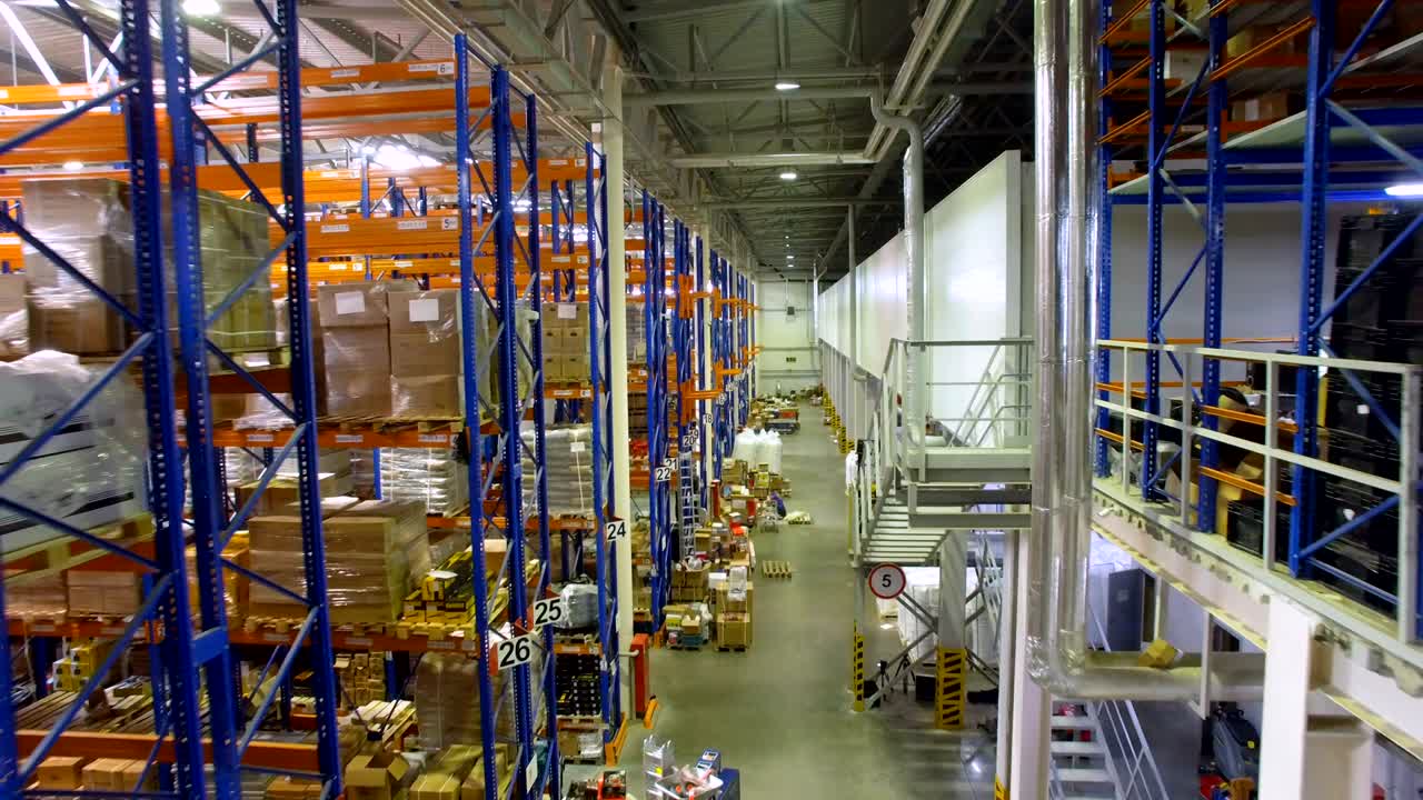 un gran almacén, almacenamiento en el interior. 4k.