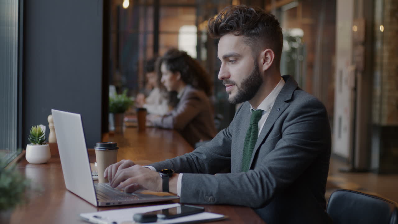 hombre de negocios trabajando en una computadora portátil en un café
