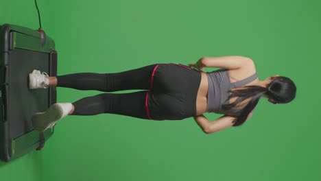 mujer caminando en una cinta de correr