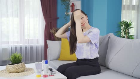 아시아의 젊은 소녀가 머리를  ⁇ 고, 아름답고 행복해지고 있습니다.