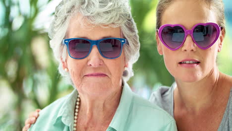 Sie-Sind-Ein-Lebenslustiges-Mutter-Tochter-Duo