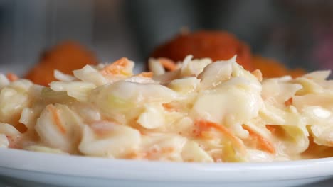 plato de ensalada de col