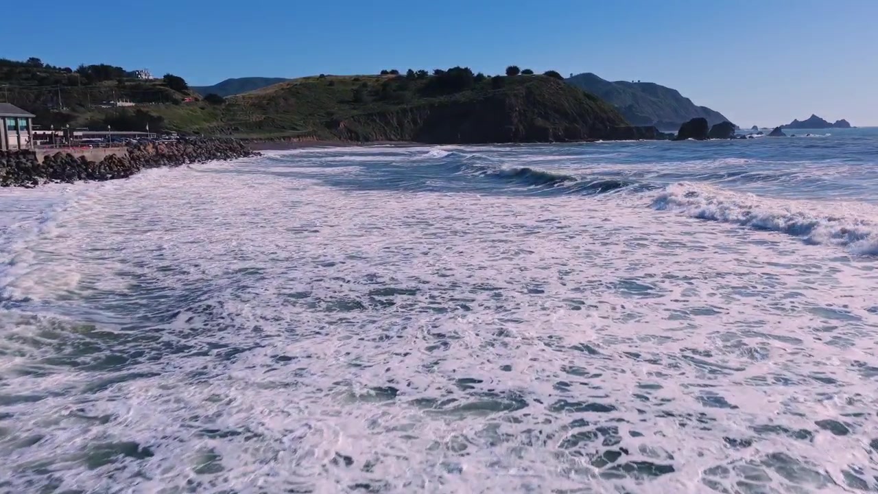 Drone che vola basso sull'Oceano Pacifico.